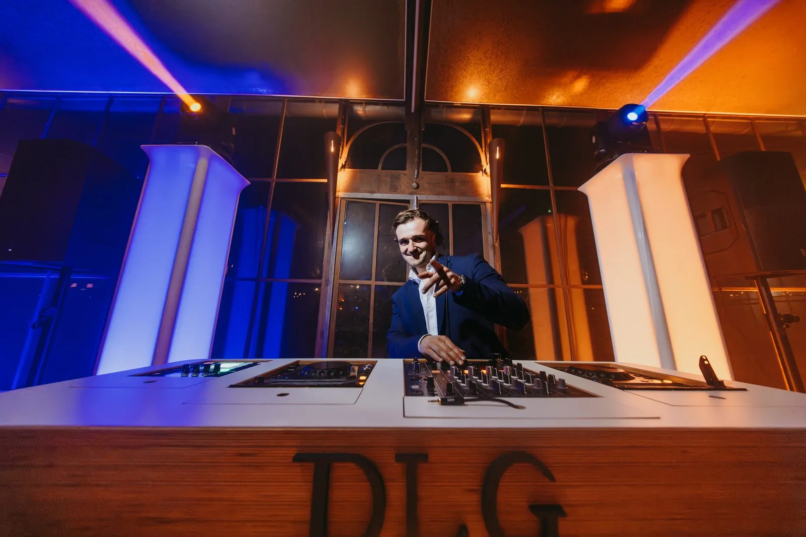 Romain Doliger, fondateur de DLG EVENT, derrière sa console DJ