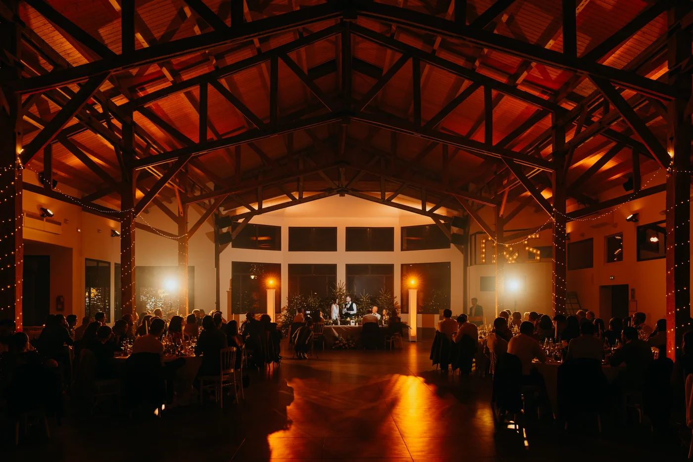 Salle de réception mariage éclairée