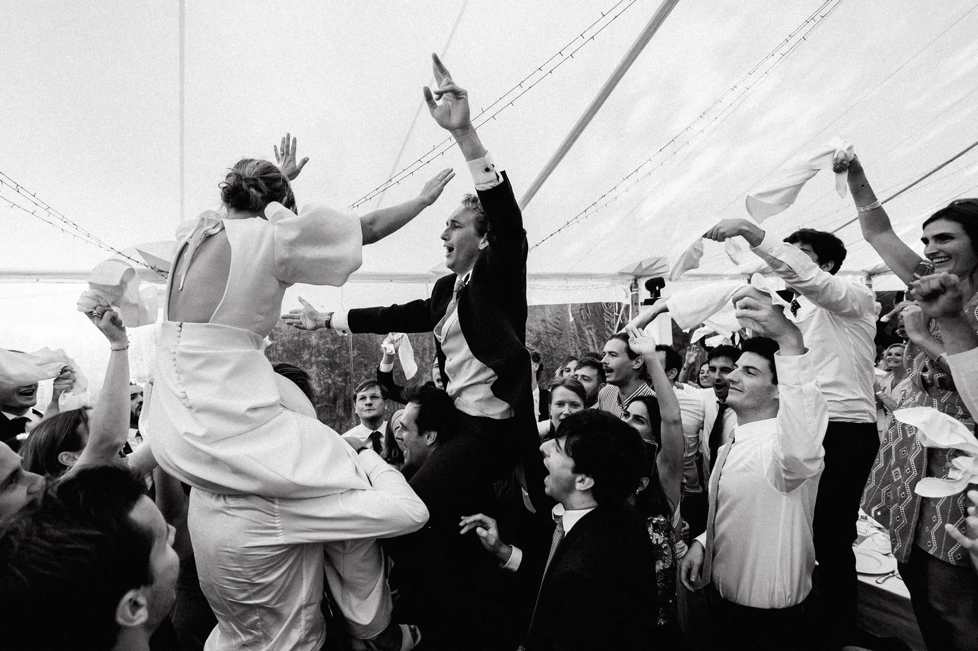Mariés acclamés par leurs invités